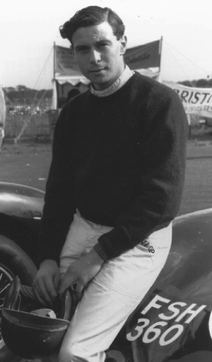 Jim, décontracté sur le capot de l'Aston Martin DBR 1 des Bordrs Reivers